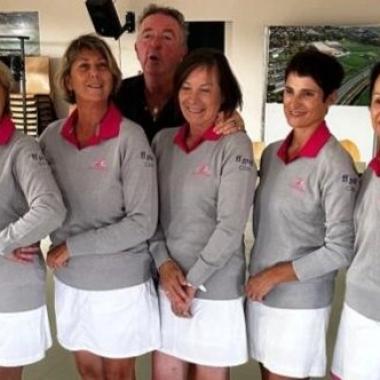 ⛳️🏌‍♀️Notre équipe seniors dames a les honneurs de la presse 👏🗞 Le @comitedegolfindre a récompensé les joueuses par une remise de pulls, suite à leur montée en 2ème division nationale en septembre 2022 au golf de Pau Artiguelouve. Toutes les infos sur le site asgcvi.com #as_golfclubduvaldelindre #asgcvi #villedieusurindre #chateaurouxmetropole #indre